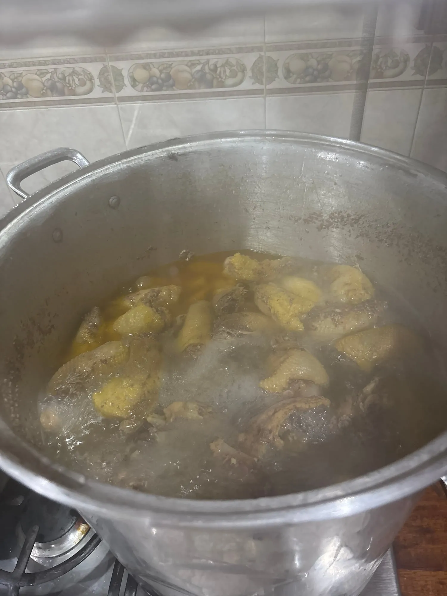 Ingredientes frescos en la olla